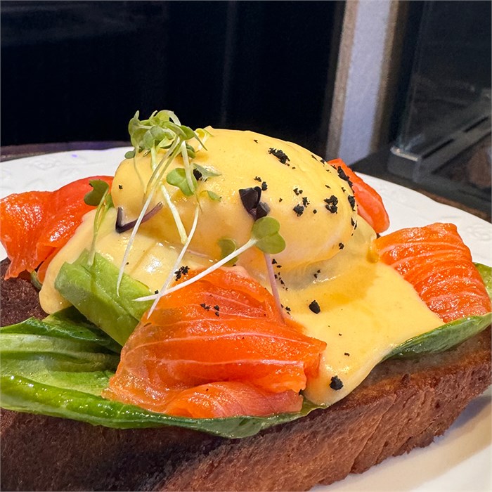 Бриошь с форелью и яйцом пашот, шпинатом и голландским соусом 1010881 - фото 5982