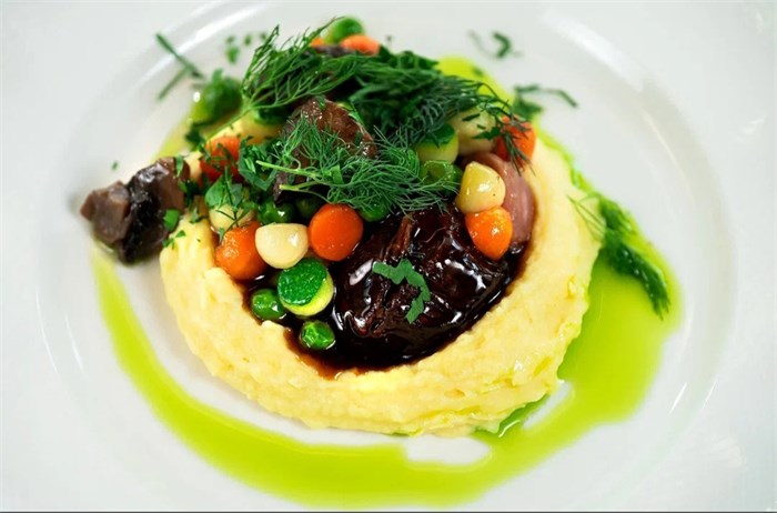 Говяжьи щеки с соусом глейз, овощами и грибами 1009990 - фото 6179