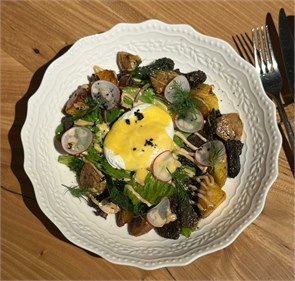 Салат картофельный со сморчками, яйцо пашот и айоли черный чеснок 4137
