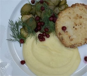 Пожарская котлета с картофельным пюре и хрустящими оурцами 2990