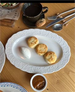 Сырники с солёной карамелью и сметаной 1004314