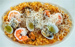 Орзо с креветками, красной икрой и соусом биск 1008618