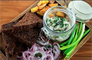 Сельдь с картофелем,маринованным луком и ржаным хлебом 3018