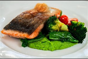 Форель с брокколи, черри, пюре из корнеплодов и песто 2957_91F46